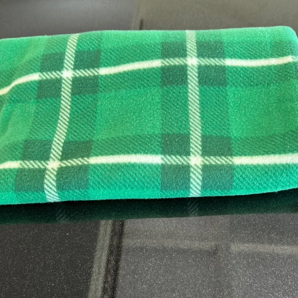 Mainstays Green and White throw Blanket